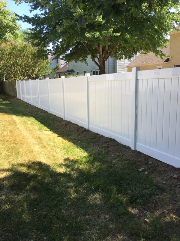 Vinyl privacy fence in side yard